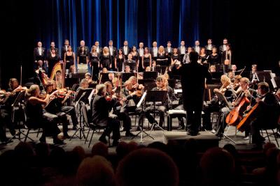 Orchestr Sveroeskho divadla diriguje Milo Formek